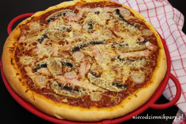 Pizza z pieczarkami i szynką