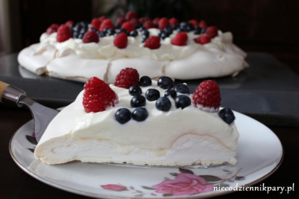 Pavlova z owocami leśnymi