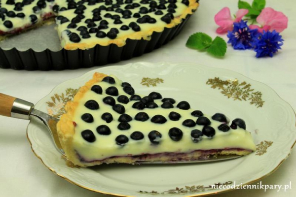 Tarta z kremem budyniowym i jagodami