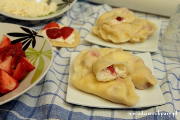 Pierogi z serem i truskawkami