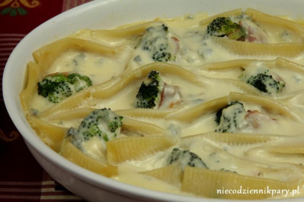 Faszerowane muszle conchiglioni w sosie serowym