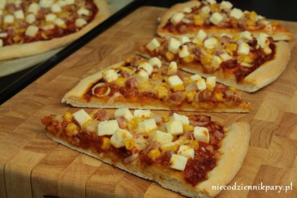 Pizza z fetą i boczkiem
