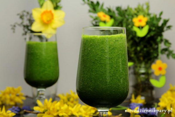Smoothie z ananasem, szpinakiem i jarmużem
