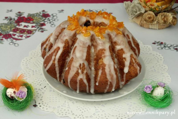 Drożdżowa babka z rodzynkami