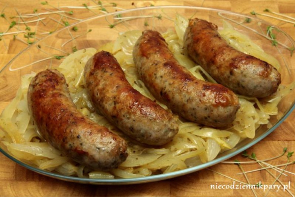 Smażona biała kiełbasa na cebuli