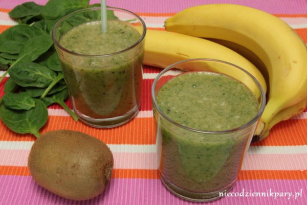 Smoothie z kiwi, bananami i szpinakiem