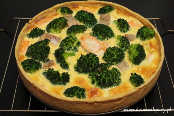 Quiche z łososiem i brokułem
