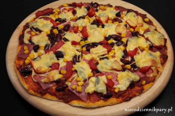 Pizza z salami i kukurydzą