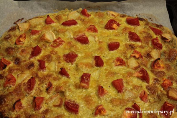 Flammkuchen z mozzarellą i pomidorami