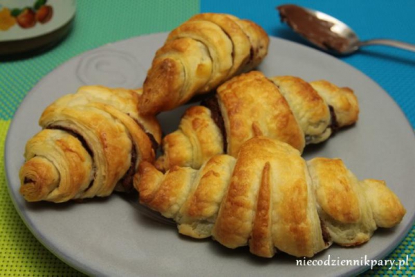 Rogaliki z ciasta francuskiego z nutellą