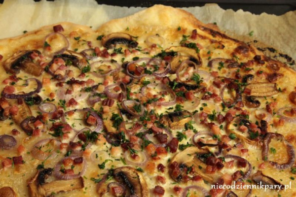 Flammkuchen z pieczarkami