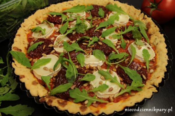 Tarta pomidorowa z kozim serem i rukolą