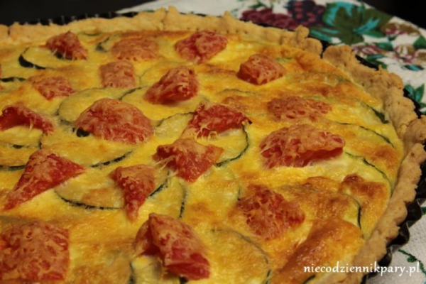 Quiche z cukinią i pomidorami