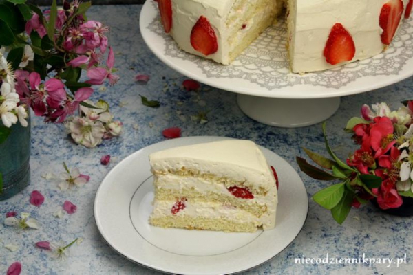 Tort karmelowy z truskawkami