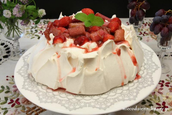 Pavlova z karmelizowanym rabarbarem