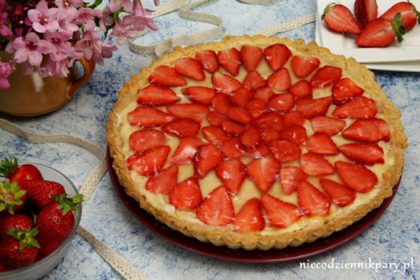 Tarta z budyniem i truskawkami