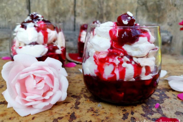Eton Mess z frużeliną wiśniową