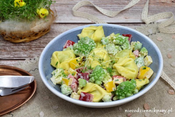 Sałatka z tortellini i kalafiorem romanesco
