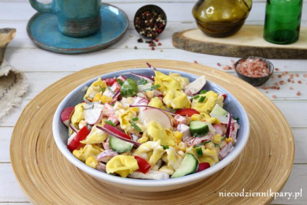 Sałatka z tortellini i ogórkiem małosolnym