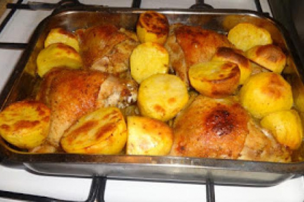 Bioderka z kurczaka z pieczarkami i cebulą i ziemniakami.