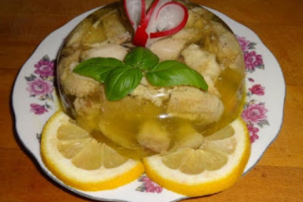 Galareta z podudzi kurczaka.