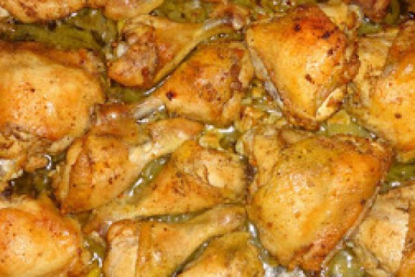 Ćwiartki z kurczaka pieczone w piekarniku.
