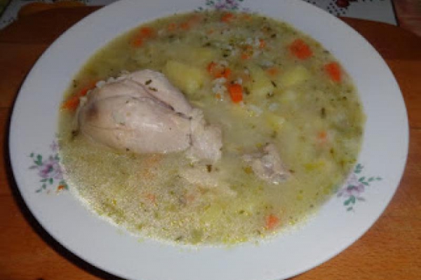 Zupa ogórkowa z ziemniakami i ryżem.