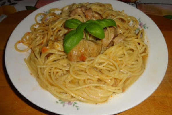 Gulasz wieprzowy z makaronem spaghetti.