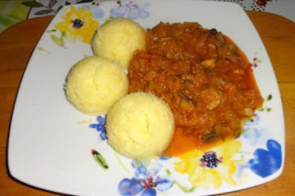 Bigos z ziemniakami.