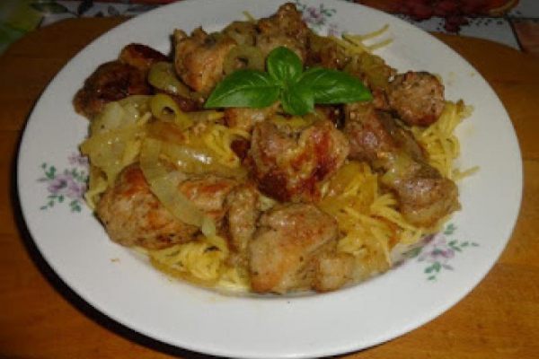 Makaron spaghetti ze szpyrkami.