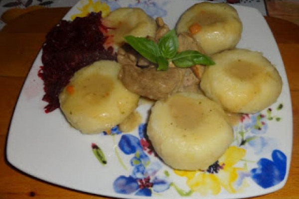 Kluski śląskie z gulaszem i buraczkami.
