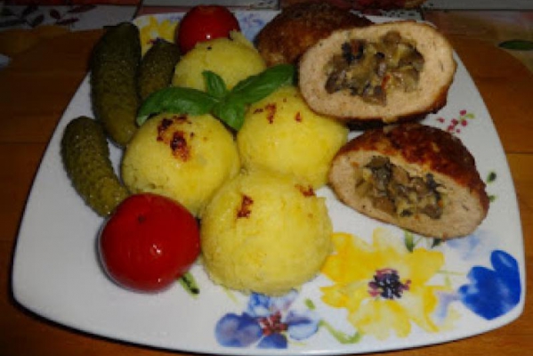 Kotlety mielone, faszerowane pieczarkami, ziemniaki, ogórki.