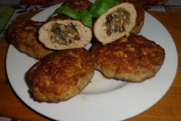 Mielone kotlety z nadzieniem serowo pieczarkowym.
