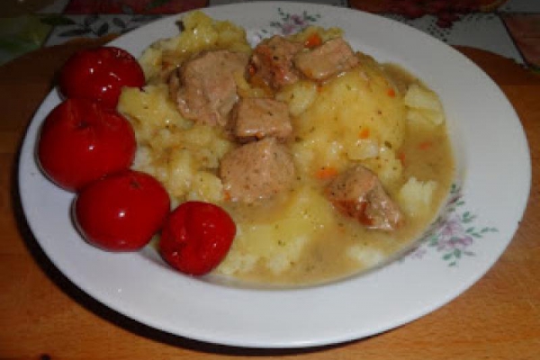 Gulasz z szynki, ziemniaki i papryczki.