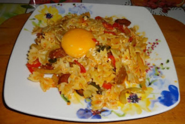 Makaron kokardki z papryczkami,cebulą, jajkiem i chorizo.