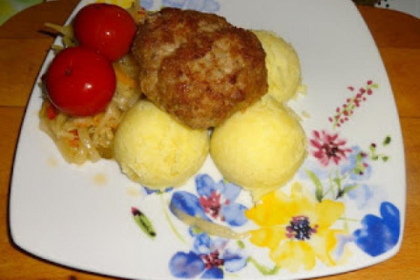Kotlet mielony z ziemniakami i sałatką z kapusty.