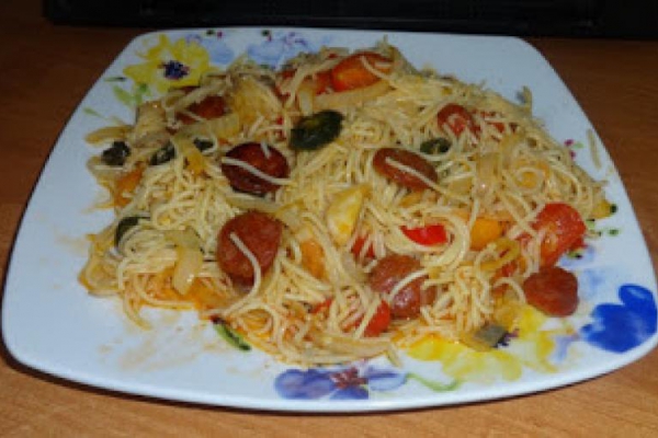 Makaron nitki z papryczkami i chorizo.