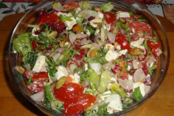 Mix sałat z sałatkowym serem, pomidorkami, rzodkiewką i pestkami dyni.
