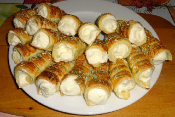 Rureczki z kremem z bitej śmietany i mascarpone.