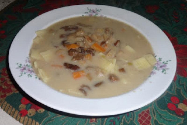 Wigilijna zupa grzybowa z makaronem łazanki.