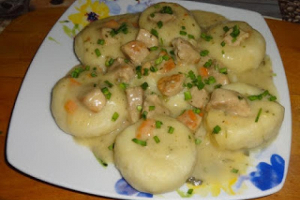 Kluski śląskie z sosem wieprzowym.