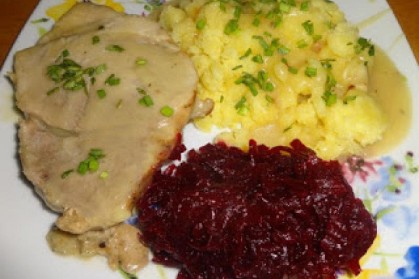 Pieczona szynka, ziemniaki, sos i buraczki.