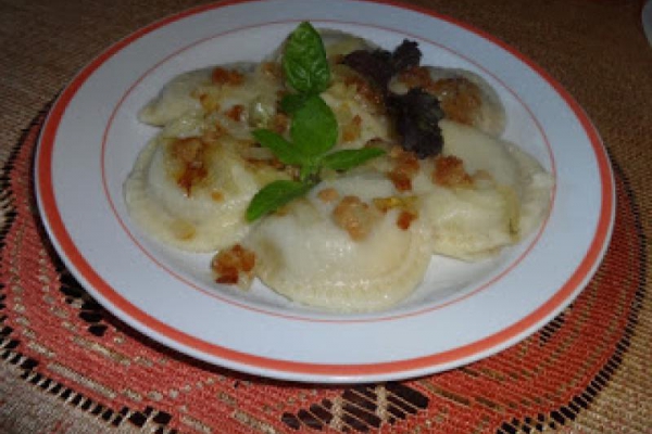 Pierogi z kapustą i leśnymi grzybami.