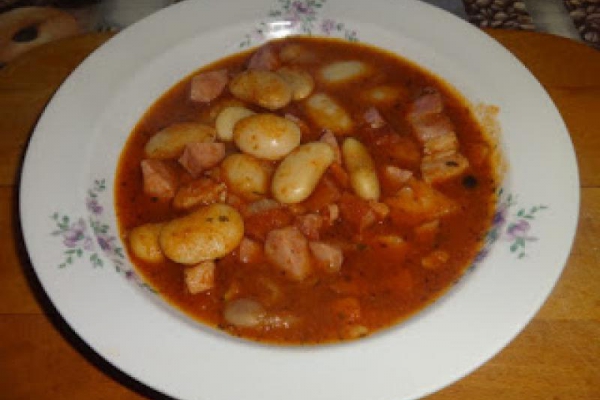 Fasola Jaś z mięsem w pomidorach.