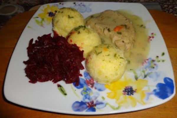 Sztuka mięsa, sos i buraczki.
