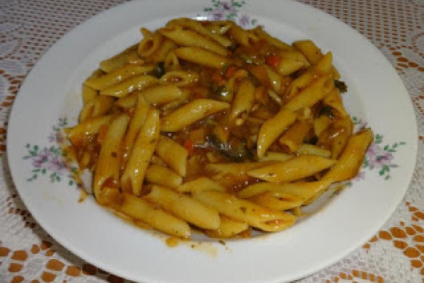 Makaron peny z sosem ciemnym, cebulowym.