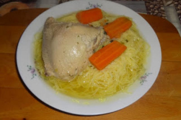 Rosół z kurczaka z makaronem nitki.
