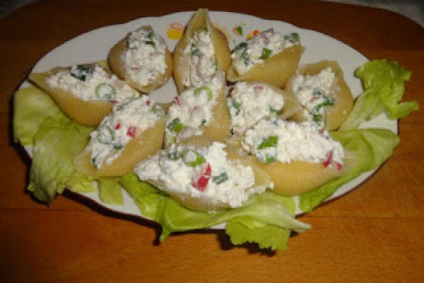 Makaron muszle faszerowany twarożkiem.