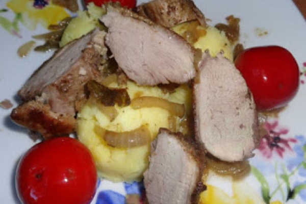 Smażony filet z kaczki, ziemniaki, papryka.