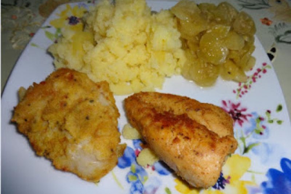 Smażony filet z dorsza, ziemniaki i mizeria.